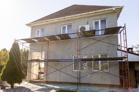Le ravalement de fa&ccedil;ade &agrave; Creutzwald combine peinture, enduit et cr&eacute;pis selon le support